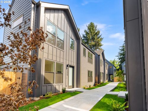 9227 N Seneca St, Portland, OR, 97203-2236 | Card Image