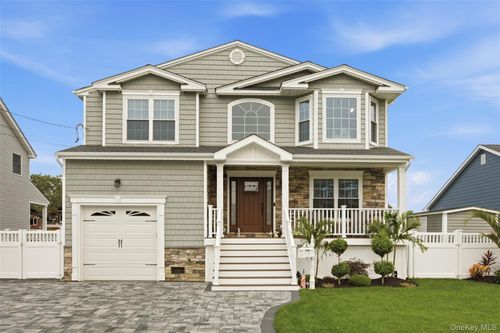30 Berger Ave, Amityville, NY, 11701-4217 | Card Image