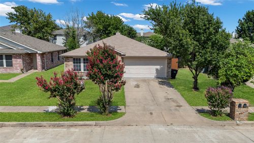 5132 Bedfordshire Dr, Fort Worth, TX, 76135-1435 | Card Image