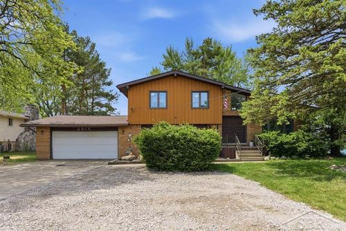 2915 Walton Blvd, Waterford Twp, MI, 48329-2563 | Card Image