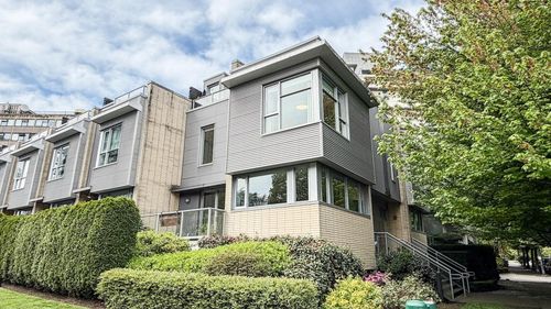 390 E 11th Ave, Vancouver, BC, V5T4V9 | Card Image