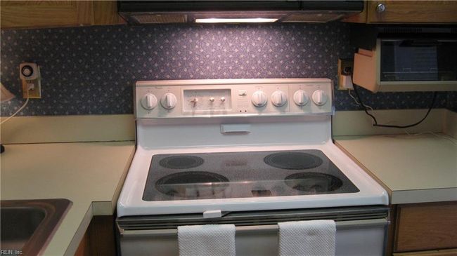 Smooth top electric stove. Stove clock & timer do not work & will not be repaired. | Image 14