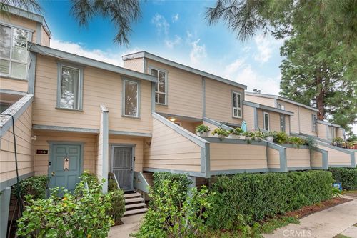 d-9901 Independence Ave, Chatsworth, CA, 91311 | Card Image