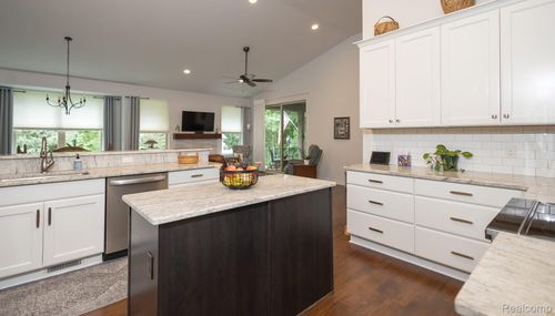 1079 Hampshire Ct, Rochester Hills, MI, 48307-4782 | Card Image