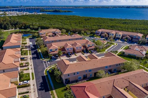 323 Versailles Ln, Vero Beach, FL, 32960-7091 | Card Image