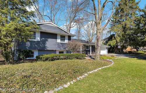 6572 Spruce Dr, Bloomfield Hills, MI, 48301-3052 | Card Image