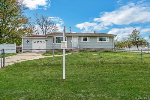 206 Prospect Pl, Bay Shore, NY, 11706-1537 | Card Image