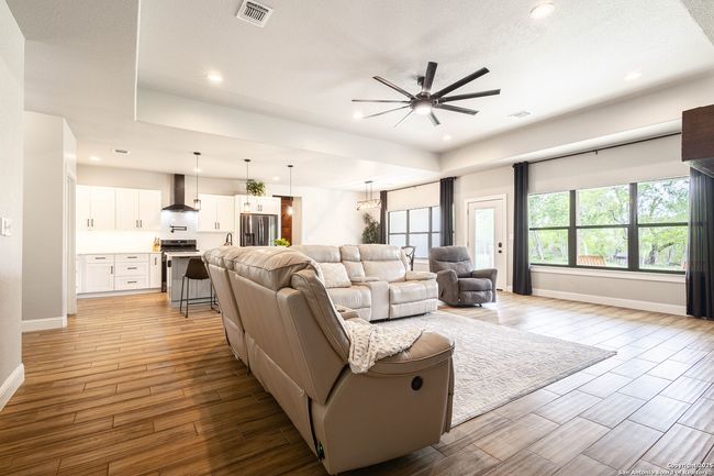 177 E Short Meadow Dr, House other with 4 bedrooms, 4 bathrooms and null parking in Lytle TX | Image 9