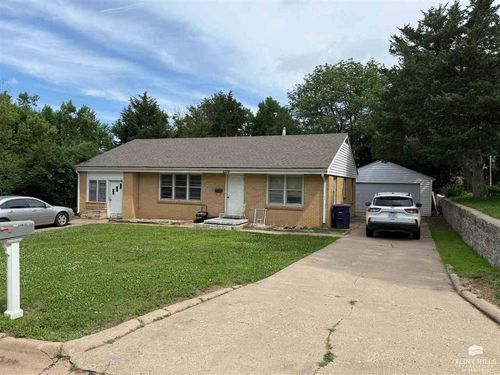 2316 Walnut Dr, Manhattan, KS, 66502-3847 | Card Image