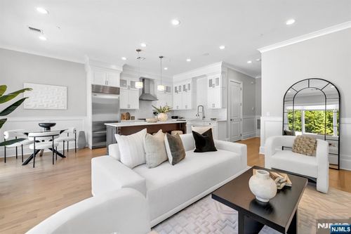 12 Gabriel Ct, Paramus, NJ, 07652-1868 | Card Image