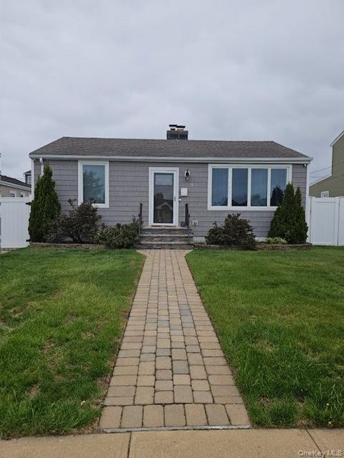 18 Robert St, Freeport, NY, 11520-6236 | Card Image