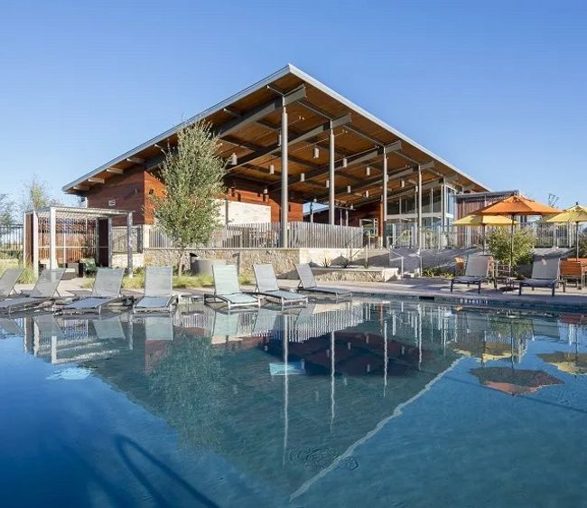 View of swimming pool | Image 38