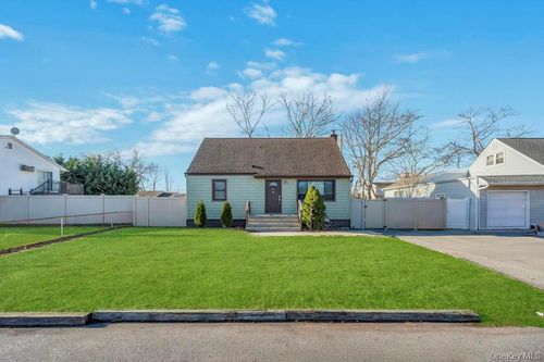 455 N Hamilton Ave, Lindenhurst, NY, 11757-3420 | Card Image