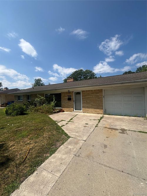 6685 Rockland St, Dearborn Heights, MI, 48127-4617 | Card Image