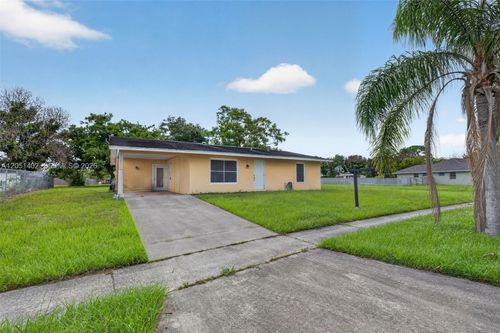 369 Ne Camelot Dr, Port St. Lucie, FL, 34983-1743 | Card Image