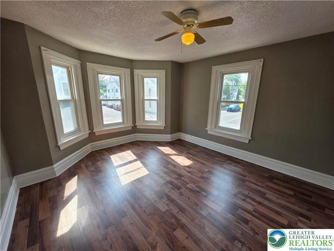 402 Main St, Condo with 3 bedrooms, 1 bathrooms and null parking in HELLERTOWN PA | Image 9