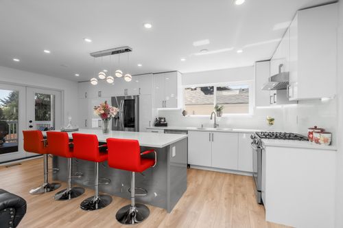 1286 Wellington Dr, North Vancouver, BC, V7K1L2 | Card Image