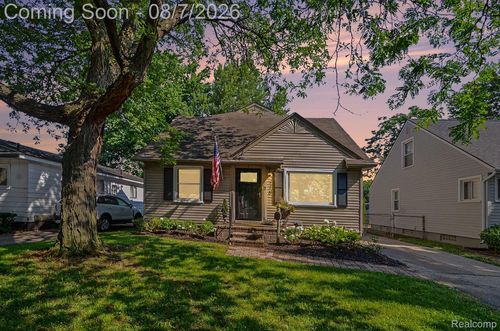 318 Chippewa St, Clawson, MI, 48017-2096 | Card Image