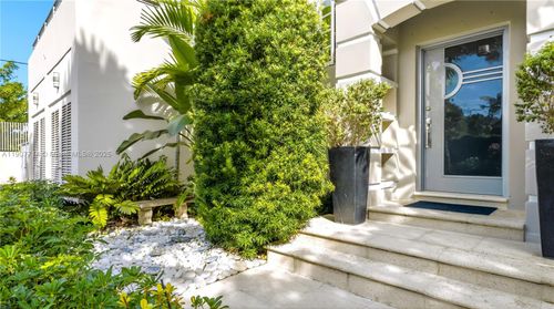 4805 Cherokee Ave, Miami Beach, FL, 33140-2618 | Card Image