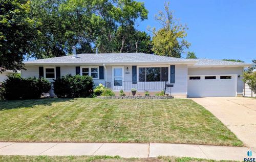 1925 S Cardinal Dr, Sioux Falls, SD, 57105-3228 | Card Image