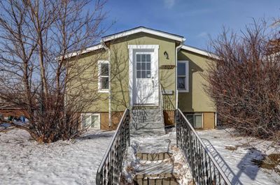 2802 15 Ave Se, House detached with 4 bedrooms, 2 bathrooms and null parking in Calgary AB | Image 2