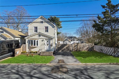 250 Ferraris St, Copiague, NY, 11726-1608 | Card Image