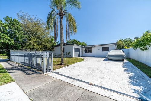 7450 Hope St, Hollywood, FL, 33024-2718 | Card Image