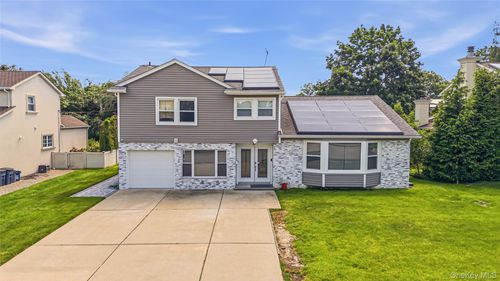31 Sutton Hill Ln, Manhasset Hills, NY, 11040-1032 | Card Image