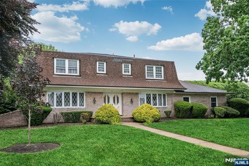 7 Glendale Ln, Fairfield, NJ, 07004-1918 | Card Image