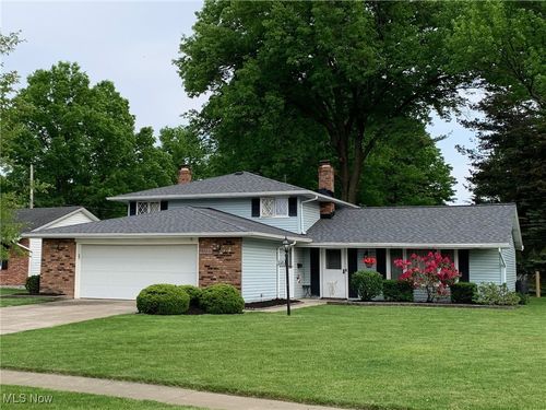 13585 Pineview Ct, Middleburg Heights, OH, 44130-2747 | Card Image