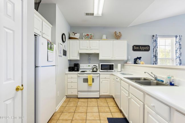 Kitchen - all appliances convey! | Image 9