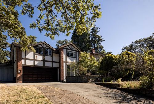 1296 Astoria Rd, Saanich, BC, V8P1W1 | Card Image