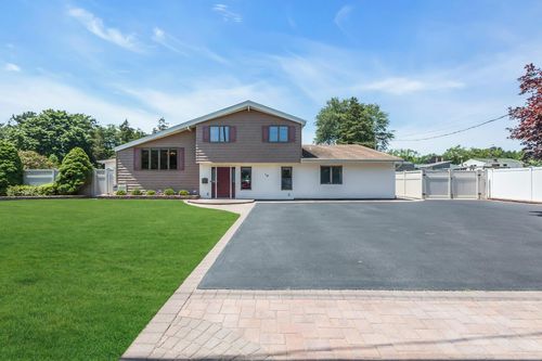 18 Cloverdale Dr, Oakdale, NY, 11769-1502 | Card Image