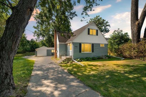 1008 Burke Ave W, Roseville, MN, 55113-6417 | Card Image