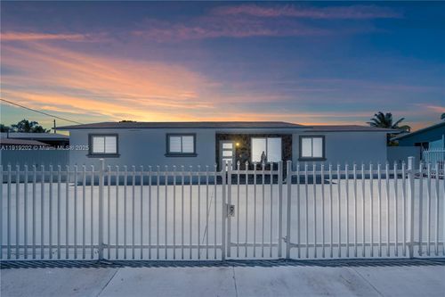 2900 Nw 179th St, Miami Gardens, FL, 33056-3527 | Card Image