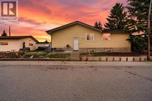 53 Queen Isabella Close Se, Calgary, AB, T2J3R2 | Card Image
