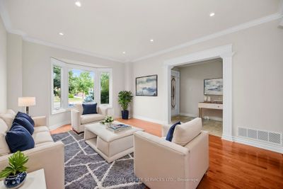 60 River Glen Blvd, House other with 5 bedrooms, 4 bathrooms and 4 parking in Oakville ON | Image 2