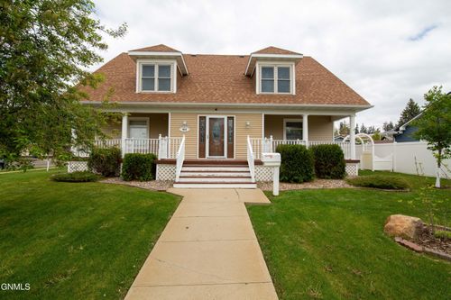 413 Colfax St, Dickinson, ND, 58601-5365 | Card Image