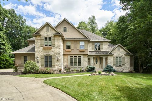 5541 Silver Fox Cir, Clinton, OH, 44216-8609 | Card Image