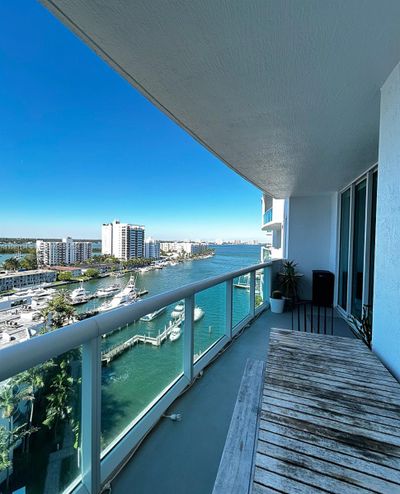 1101 - 7910 Harbor Island Dr, Condo with 2 bedrooms, 2 bathrooms and null parking in North Bay Village FL | Image 3