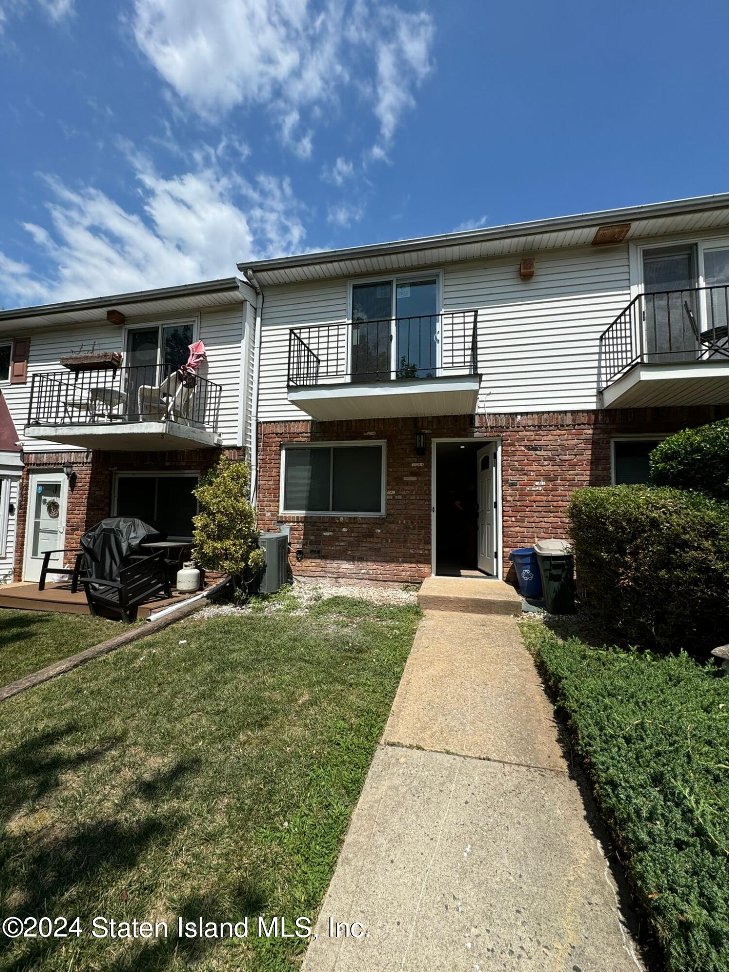 Forest Hill Rd, Staten Island, NY 10314