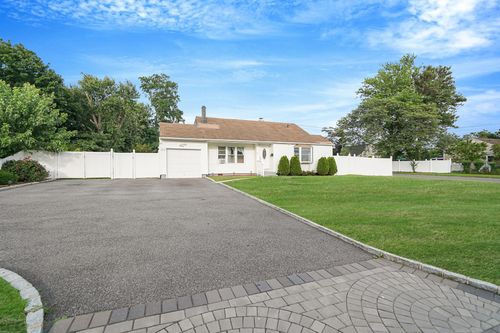 83 Chapel Hill Dr, Brentwood, NY, 11717-1904 | Card Image