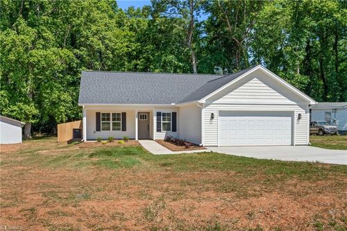 134 Hewes St, Winston Salem, NC, 27103-6220 | Card Image