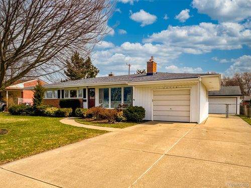 22960 Manning St, Farmington, MI, 48336-3945 | Card Image