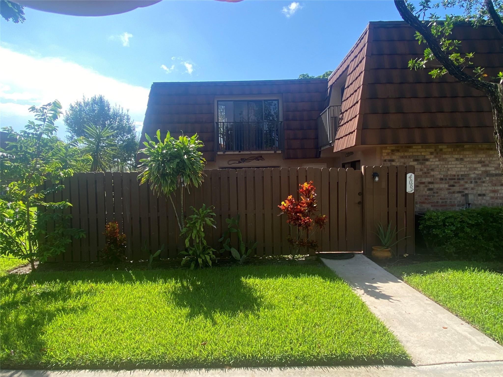 Wimbledon Dr, Hollywood, FL 33026
