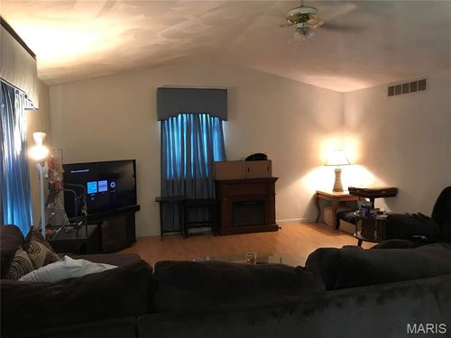102 S Riebeling, Columbia, IL, 62236 | Card Image