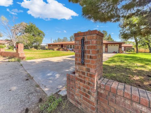 1016 N Country Club Cir, Carlsbad, NM, 88220-4612 | Card Image