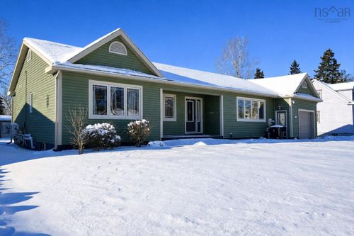 27 Regent St, Amherst, NS, B4H3S8 | Card Image