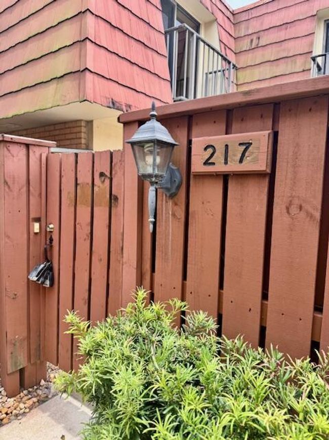 217 Live Oak Ln, Condo with 2 bedrooms, 3 bathrooms and null parking in Boynton Beach FL | Image 15