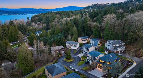 16305 Se 37th St, Bellevue, WA, 98008-5918 | Card Image